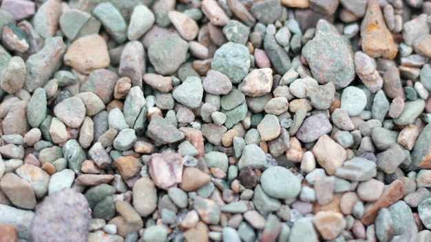 Photo a pile of rocks with a blue and green color.