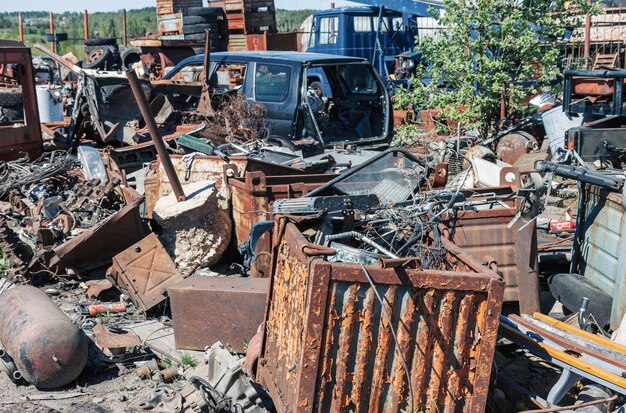 Foto mucchio di immondizia di metallo arrugginito su discarica