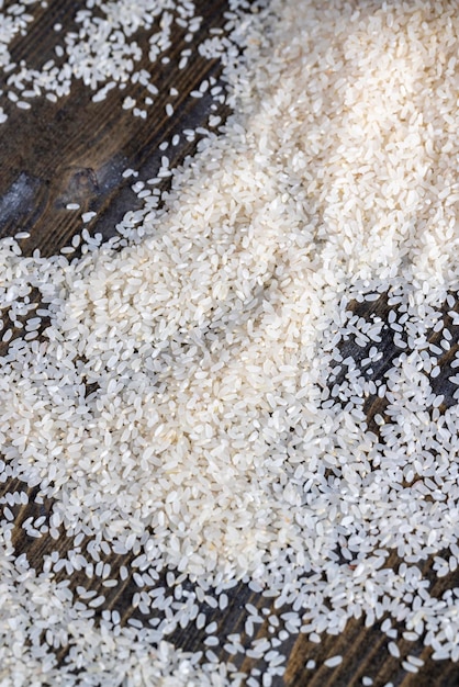 Куча разбросанного белого риса на кухонном столе