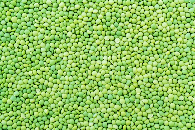 Photo pile of smooth round green peas tightly packed