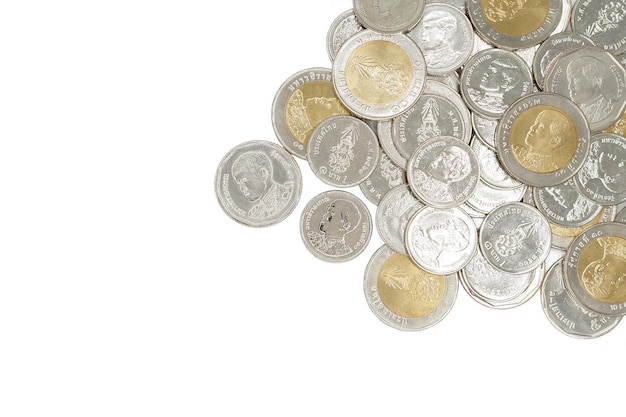 Pila di monete baht tailandesi isolate su bianco con spazio di copia concetto di affari e finanza