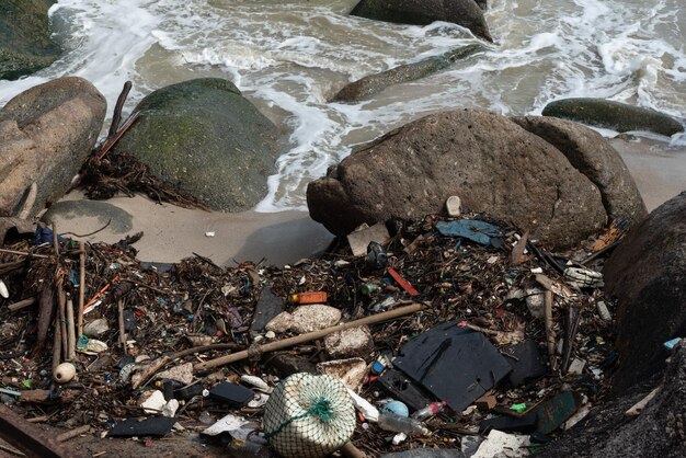 Photo a pile of trash was blown up beside the beach