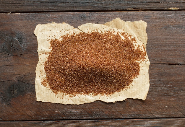 Mucchio di grano di teff crudo sulla vista dall'alto di legno