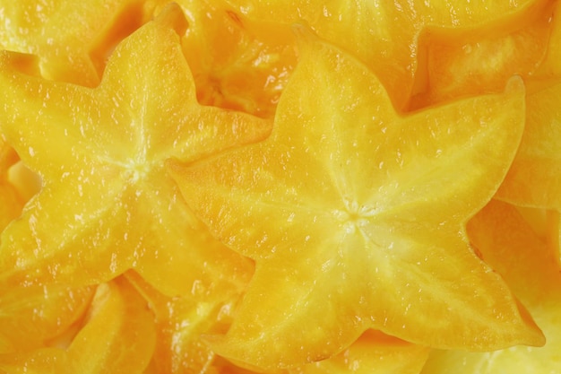 鮮やかなオレンジ黄色の新鮮な熟したスター フルーツ スライスの山