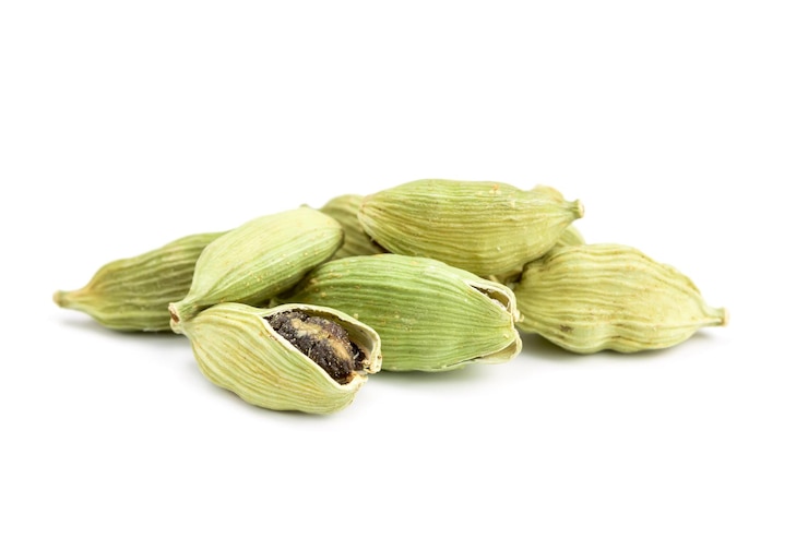 Photo pile of whole cardamom isolated on white background