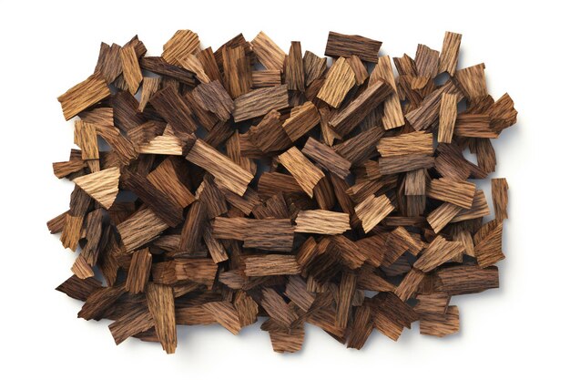 Photo pile of wood chips isolated on white background