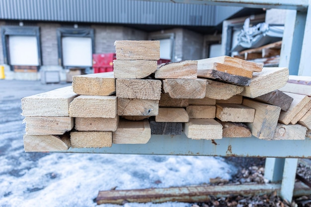 Mucchio di legname di legno su una cremagliera per fare la cassa di spedizione