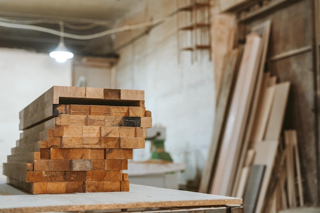 Mucchio di tavole di legno nel negozio di falegnameria