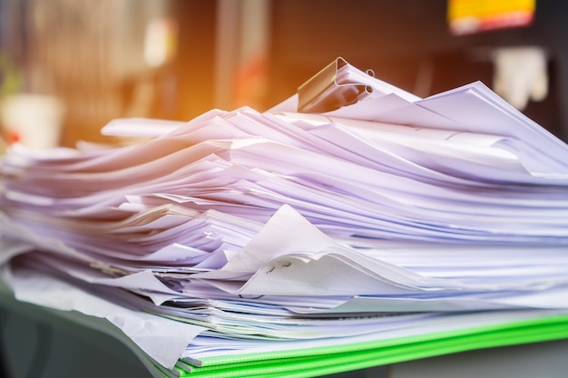 Сложенные кучи папки для документов с высокой переработкой, стопка деловой  бумаги на столе в беспорядке или бумажная работа в офисе. старый документ  хранится в формах документов папки для печати, используйте переработку для
