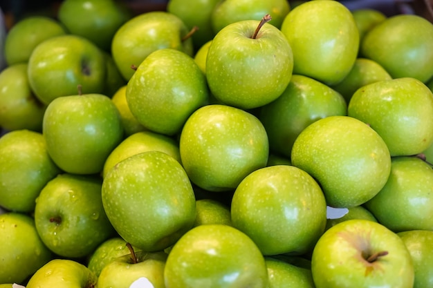 Foto mucchi di bello fondo verde delizioso delizioso della frutta della mela verde abbondante