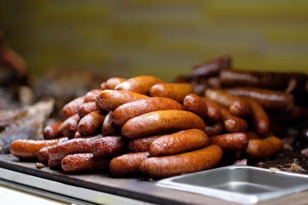 Photo piles of grilled barbecue sausage