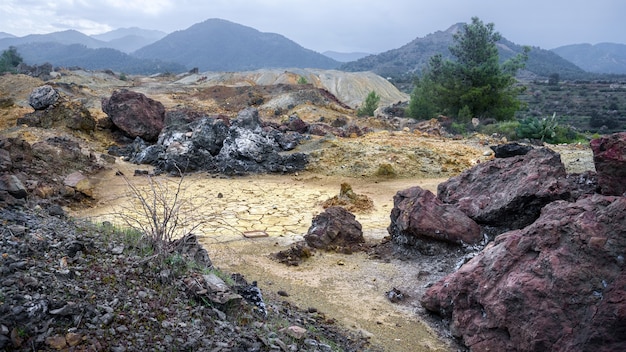 xyliatosキプロスの放棄されたmemi鉱山の近くの色とりどりの廃石と尾鉱の山