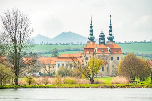 Photo pilgrimage centre velehrad czech republic during winter sunset and beautiful colors on basilica church and chapel