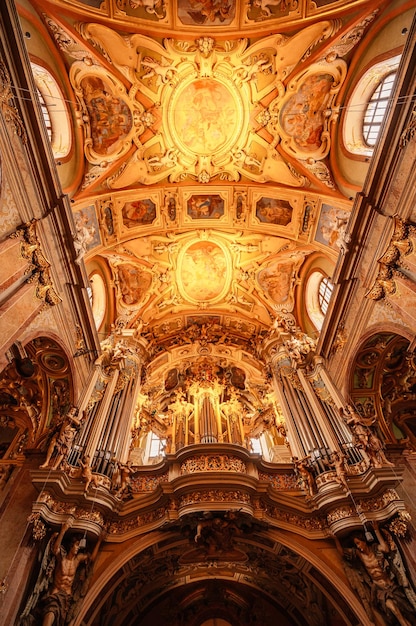 Foto chiesa di pellegrinaggio della visitazione della vergine maria luogo di pellegrinaggio di importanza europea il monastero di holy hill svaty kopecek vicino a olomouc repubblica ceca