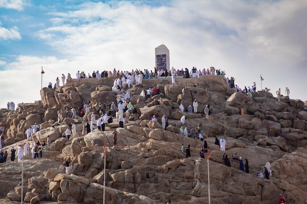 Foto pellegrini che scalano il monte arafat alla mecca