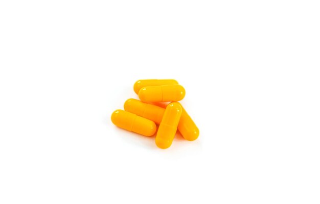 Foto pillen en capsules isoleren op witte achtergrond selectieve aandacht