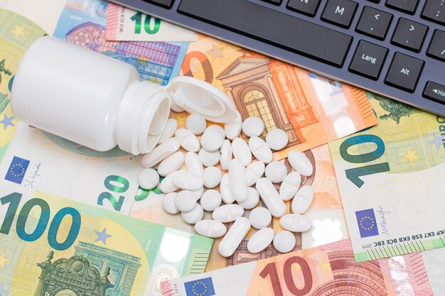 Pillen en capsules op de eurobankbiljetten