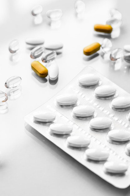 Pillen en capsules voor dieetvoeding anti-aging schoonheidssupplementen probiotische medicijnen pil vitaminen als geneeskunde en gezondheidszorg cosmetica apotheek merk achtergrond