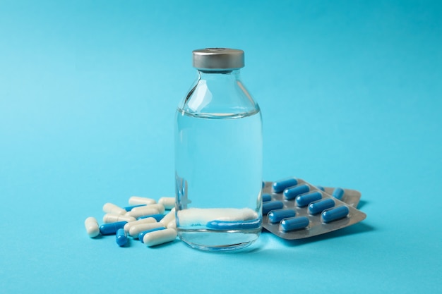 Pillen en fles met geïsoleerde geneeskunde
