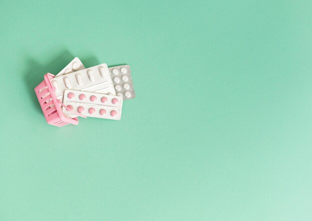 pillen in blisters in een winkelwagentje geneesmiddel concept gezondheidszorg