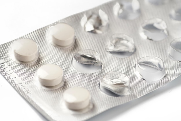 Foto pillen in blisterverpakkingen geïsoleerd op witte achtergrond geneeskunde en gezondheidsconcept