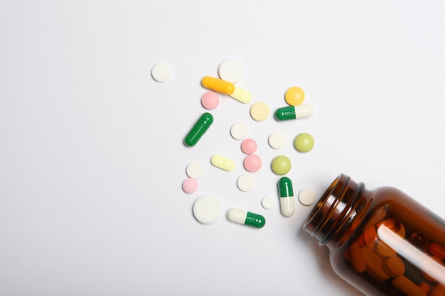 Pillen op een lichte achtergrond bovenaanzicht geneeskunde behandeling ziekte