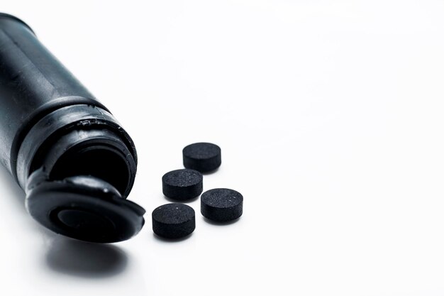 Foto pillen uit de fles geïsoleerd op een witte achtergrond gezondheidszorg en geneeskunde concept