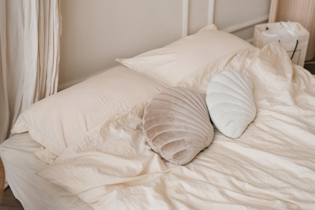 寝室の軽いベッドに貝の形の枕が横たわっている