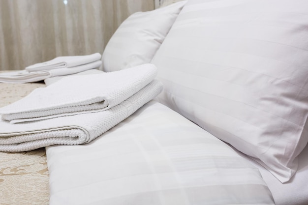 Фото Подушки на кровати в интерьере современной спальни в квартирах-лофтах в светлом стиле