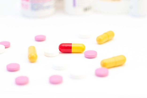 Таблетки и капсулы разных цветов Концепция здравоохранения, лечения, болезни.