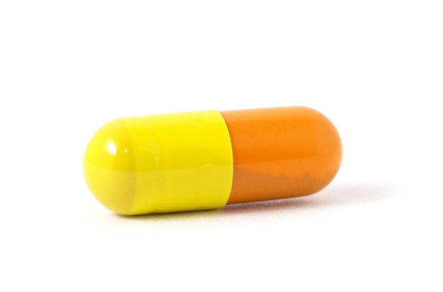 Foto capsule di pillole isolate su sfondo bianco