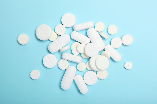 Pillole su uno sfondo colorato vista dall'alto trattamento medico malattia
