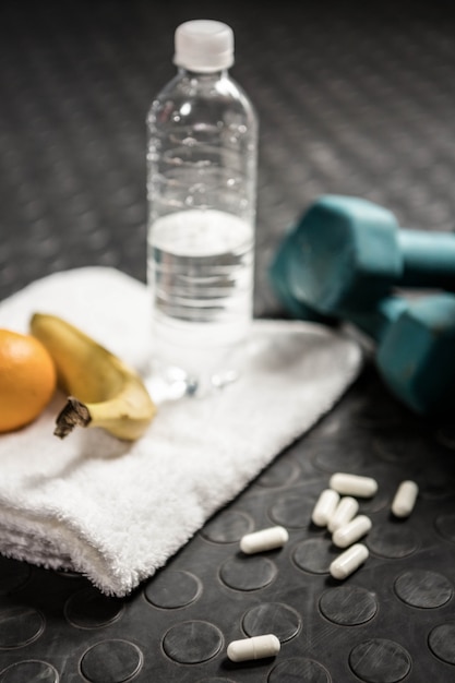 Таблетки и фрукты в тренажерном зале CrossFit