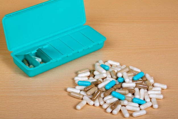 Foto pillole e portapillole concetto di assistenza sanitaria e sovramedicazione