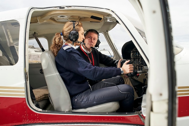 Piloot in opleiding en vlieginstructeur in de cockpit van een vliegtuig