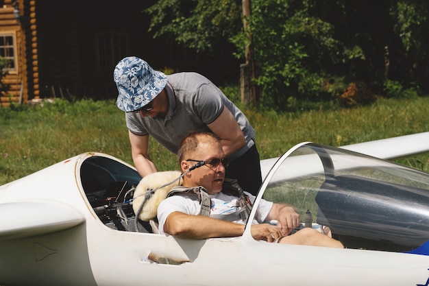 Piloten maken zich klaar voor de vlucht op zweefvliegtuig