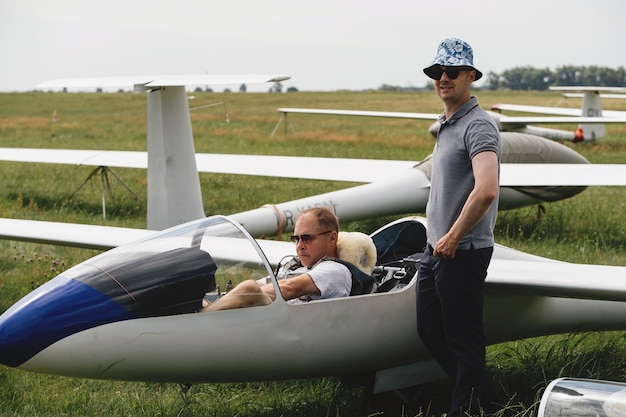 Piloten maken zich klaar voor de vlucht op zweefvliegtuig