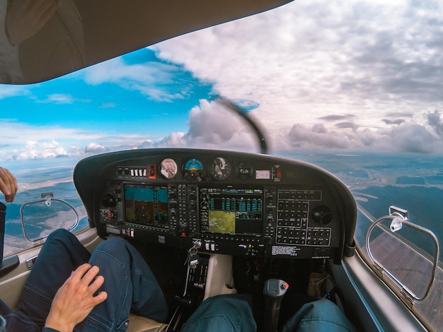 Photo piloting aircraft cockpit view from above