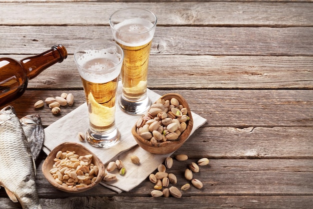 Pils bierglazen en snacks