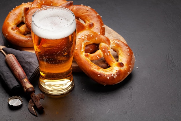 Foto pils bierpul en vers gebakken zelfgemaakte pretzel