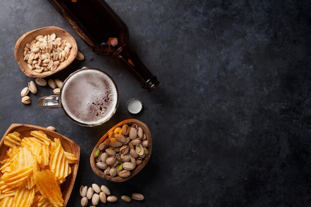 Pils en snacks op stenen tafel