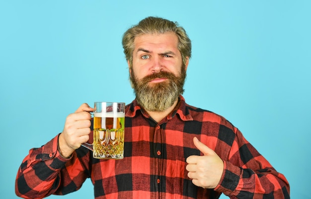 Foto pils ontspannen knappe man nippend van heerlijk bier genietend van glas in pub anticiperend op vers koud pils bier na harde werkdag tapbier drinken aan toog in pub