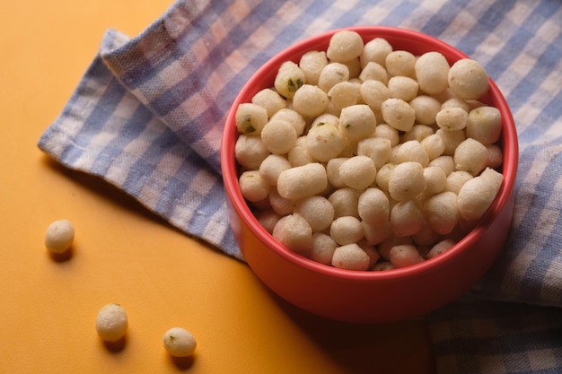 Foto il pilus kletuk è farina di grano lavorata amido aglio spezie sale e ciuffi snack tipico di tegal