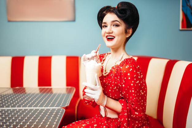 Foto pin-up girl drinkt milkshake met een rietje