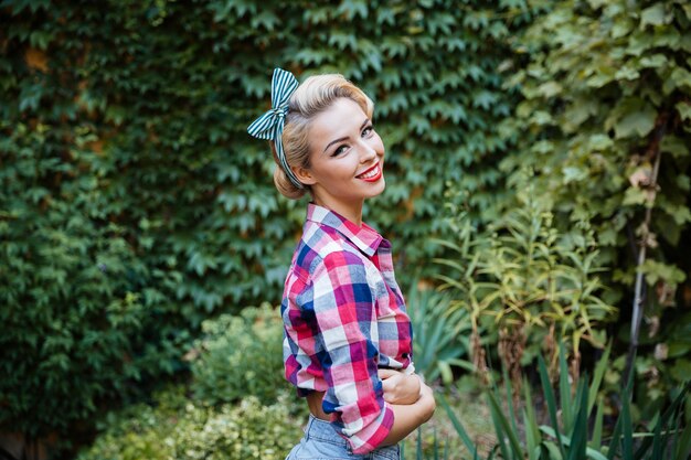 Photo pin-up girl posing outdoors