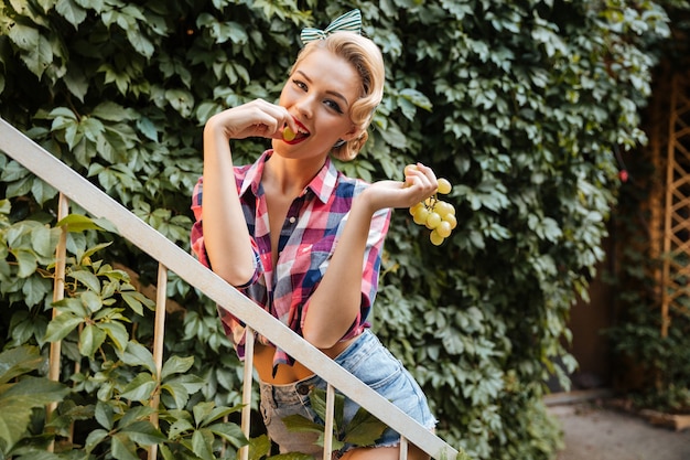 Photo pin-up girl posing outdoors