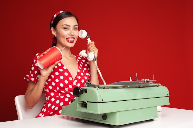 Pin-up girl typen op een typemachine