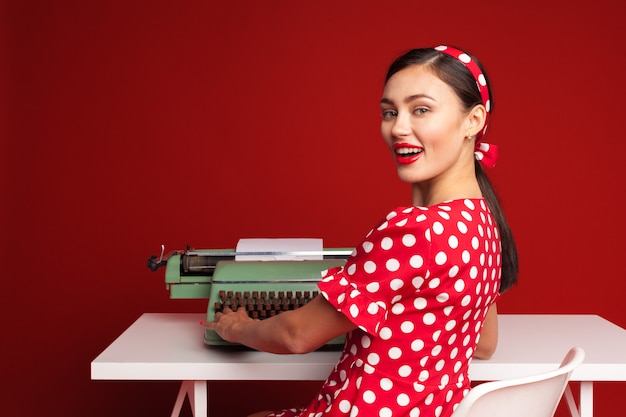 Pin-up girl typen op een typemachine