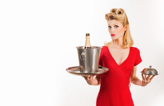 Pin-up ober met champagne en dienblad. Restaurant serveren presentatie.