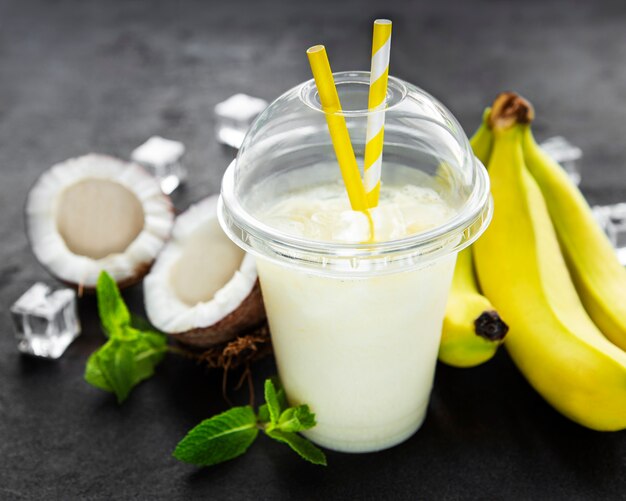 Pina colada alcoholische verse cocktail koud geserveerd met kokos en banaan